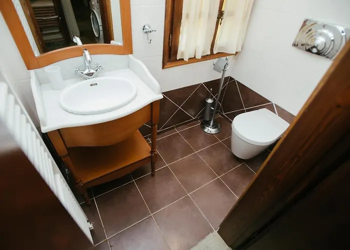 Ellis Full Guest house 4*